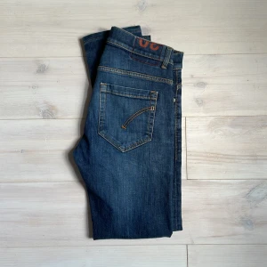 Dondup Jeans - Snygga och trendiga Dondup jeans i modellen George. Byxorna är i mycket bra skick. Nypris: 3000 kr. Mitt pris: 599 kr. Storlek: 30. Skriv om du har någon fråga!