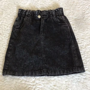 Svart jeanskjol, med resårmidja. H&M - Säljer en svart hyfsat kort jeanskjol, inte super stretchigt material. H&M-stl140