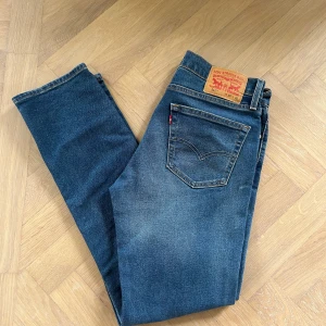 Levis 511 jeans - Levis 511 i snygg tvätt. Jeansen är i bra skick men dessvärre för korta för mig. Storleken är 32/32.  Hör av er om ni undrar något!