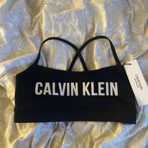 Sport-bh  - Jag säljer en sport-bh från Calvin Klein då den inte kommit till användning prislappen sitter kvar. Den är i storlek S endast provad på! Nypris är ungefär 400kr💗 priset kan självklart diskuteras💗 Köparen står för frakten!