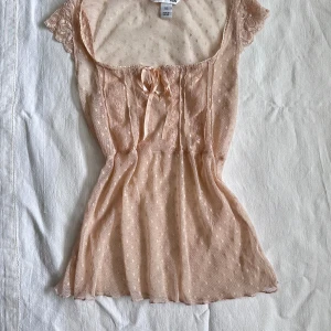 spetsblus  - Säljer en superfin  spetsblus från H&M i storlek XS. Den har korta ärmar med spetsdetaljer och en söt rosett framtill. vid köp av flera varor får du rabatt 💛
