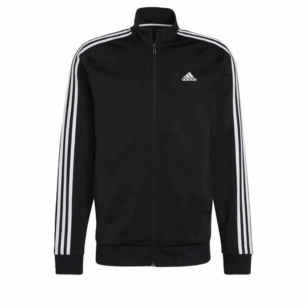 Säljer en snygg svart träningsjacka från Adidas med de klassiska tre vita ränderna längs ärmarna. Jackan har en dragkedja framtill och två fickor med dragkedjor. Adidas-loggan syns både på bröstet och stort på ryggen. Perfekt för träning eller som en stilren vardagsjacka. I väll skick. . Jackor.