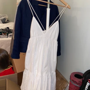 Klänning - Superfin klänning från Zara som knappt är använd och i väldigt bra skick. Hör av er vid intresse eller ev frågor!💌☺️