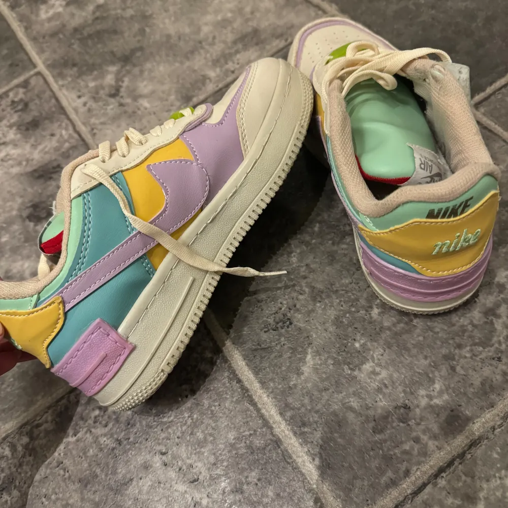 Säljer ett par Nike Air Force sneakers i flera färger! i nästan ny skick . köpt för 1.699kr 🌸💖. Skor.