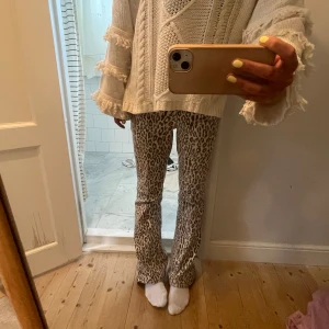 Leopardjeans - Säljer mina leopardjeans då d inte används längre! Dem är uppsydda så dem passar mig som är 160, men hår dock att sprätta upp om man vill! Pris kan diskuteras 