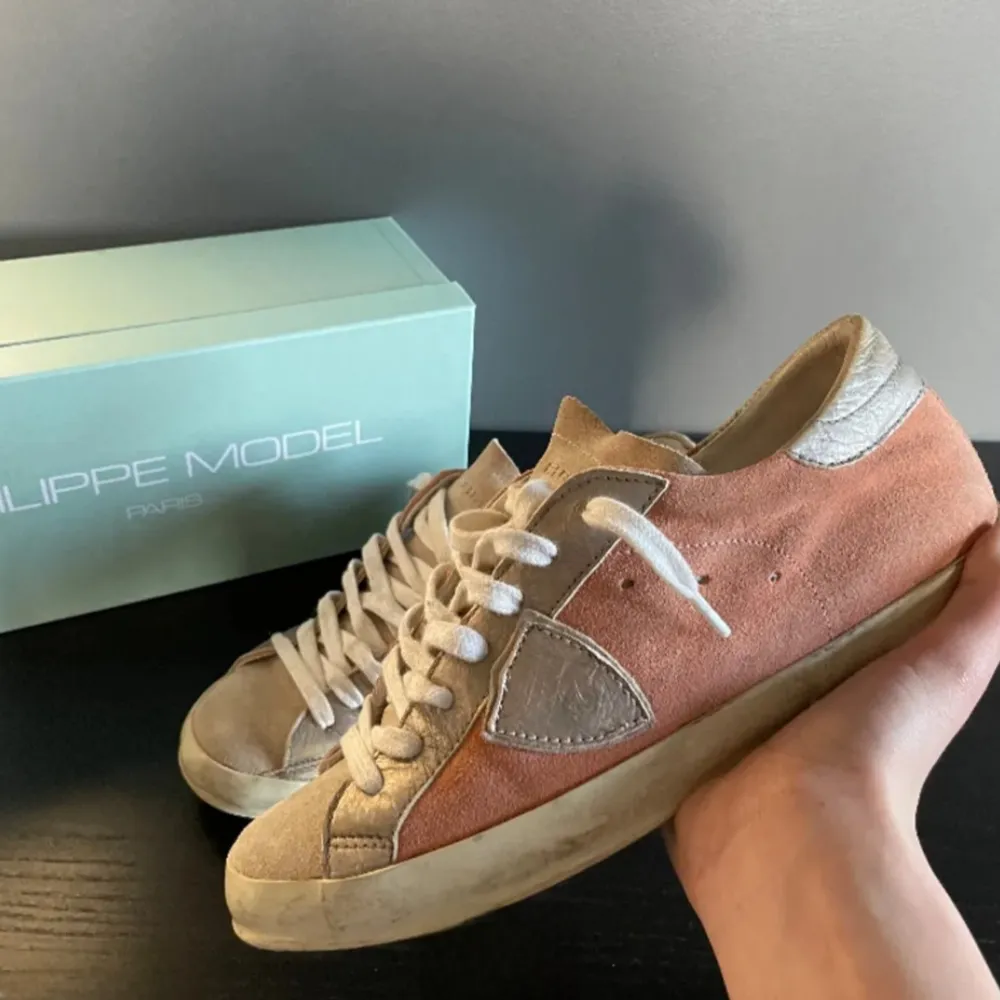 Säljer ett par snygga unika Philippe Model sneakers i en kombination av mocka och skinn. Skorna har en cool orange och beige färgkombination med vita snören. De är i okej skick och perfekta för både vardag och fest.. Skor.