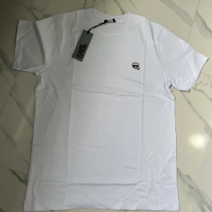Karl lagerfeld t-shit - Karl lagerfeld T-shirt till salu finns flera olika storlekar QR-kod finns🫡