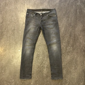 Helmut Lang jeans - Jeans från Helmut Lang😎Riktigt fint skick och välbehållna. inga hål, revor eller missfärgningar☑️ Storlek 30, sitter ungefär som 32☑️ Riktigt skönt material och bra passform☑️ Nypris: 6000 kr