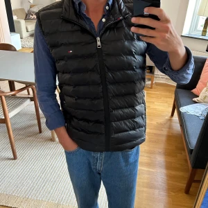 Tommy Hilfiger-väst - Säljer nu min väst. Den är i gott skick och sparsamt använd. Nypris 1500 kr. Pris kan diskuteras vid snabb affär!