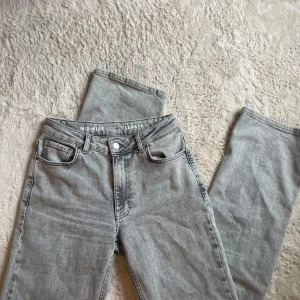 Gråa mid waist jeans från bikbok - Gråa mid waist jeans från bikbok, med raka / vida ben.  Storlek W28L34. Originalpris 699 kr. 
