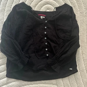 Svart Blus - Använd få gånger, inga defekter,  snabbt köp!! 