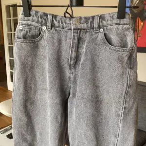 säljer ett par ljusgråa jeans eftersom de är alldeles för små. 