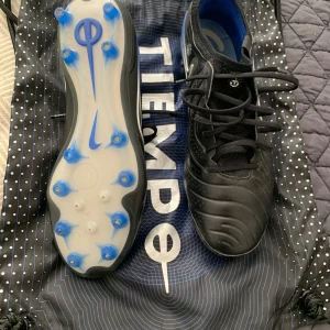Tiempo Nike fotbollsskor  - Knappt använda fotbollsskor köpta i april. Fel storlek så säljer vidare. Fint skick.