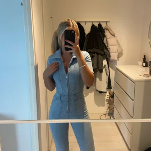 Jeansdress med bootcut - En sååå snygg jeansdress med bootcut i storlek 34, helt ny med prislapp, säljer då den inte kommit till användning bara🫶🏽