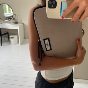 Day datafodral💝 - Så snyggt att ha i skolan. Lite fläckar på men inget som man tänker på💝💝💝 (de e andra bilden som visar fläckarna)