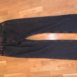 Weekday Jeans Space - Byxorna har en unik röd fade. De är i ny skick 30/34