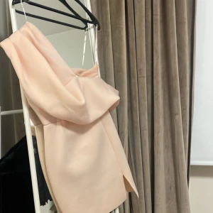 Klänning från ASOS  - Storlek 38. Liten i storlek 