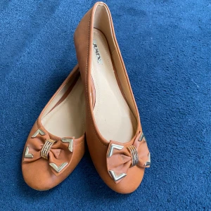 Ballerinaskor med rosetter  - Jättefina ballerinaskor i bra skick. Det ända defekterna är i själva sulan, se sista bild😊