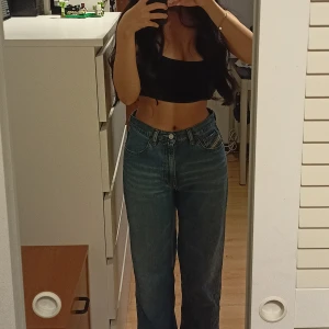 Vintage Diesel Jeans - Säljer ett par snygga vintage blå straight fit jeans från Diesel. Jeansen är lite urtvättade men i hyfsat bra skick. Några defekter längst ner på benet men inget som märks enligt mig (se bild 5) 
