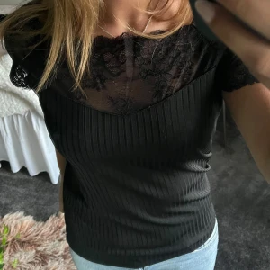 Svart tröja med spets  - Super fin svart tröja med spets detaljer i mycket bra skick🫶