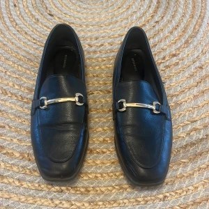 Loafers  - Storlek 40  Använda ett fåtal gånger  Bra skick  Nypris:399 kr