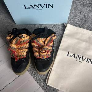 Helt nya lanvin Curbs, säljes pga för små för mig. Aldrig använda endast testade, Kvitto från Grailed är tillgängligt.  Allt Og medkommer Size 43 . Ny pris 6-10 Tusen. Mitt pris 5000kr. Sänker priset vid snabb affär. DM mig För frågor eller köp. /L 