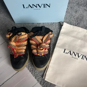 Lanvin Curb Mule SKICKA BUD❗️❗️❗️ - Helt nya lanvin Curbs, säljes pga för små för mig. Aldrig använda endast testade, Kvitto från Grailed är tillgängligt.  Allt Og medkommer Size 43 . Ny pris 6-10 Tusen. Mitt pris 5000kr. Sänker priset vid snabb affär. DM mig För frågor eller köp. /L 