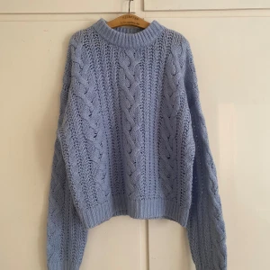 blå kabelstickad tröja - superfin kabelstickad tröja från amisu, storlek L men sitter fint oversized på mig som brukar ha XS