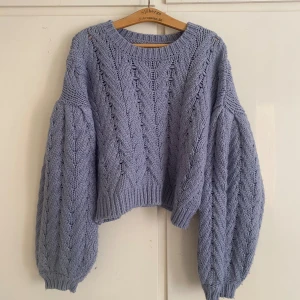 blålila stickad tröja na-kd - superfin stickad tröja från na-kd, något croppad och balongliknande ärmar