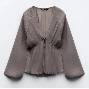 Zara blus - Säljer denna blus i nyskick från Zara. Köptes här på plick, men passade tyvärr inte mig🥰Storlek S