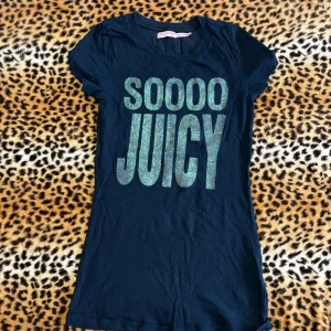 2000s juicy couture top - ✰*฿✩‧₊˚ läs gärna köpvillkoren innan köp  ✰ storlek S från juicy couture ✰ sparsamt använt second hand plagg så inga märkvärdiga defekter ✰ skriv vid frågor💋