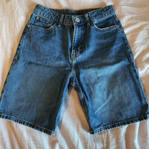 Längre shorts H&M - Använt en gång. Tightare i passformen 