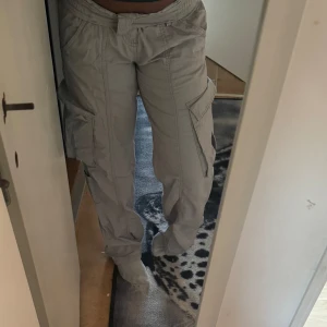Cargo pants - superbekväma cargobyxor från h&m har bara använt dem ett fåtal gånger