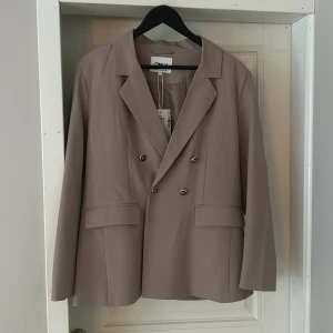 Kavaj ONLY L - Beige kavaj från Only, aldrig använd. Nypris 649:- prislapp kvar.