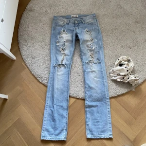 Lågmidjade bootcut jeans  - Säljer dessa så fina jeansen!! Köpta här på plick men passade tyvärr inte därav lånade bilder💗 Midjemått: 39cm Innerbenslängd:79cm