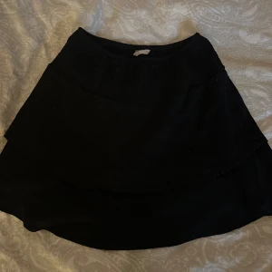 Svart kortkjol  - Då denna kjolen blivit för liten och inte använder den så är det dags för att sälja den. Inte använt den supermycket, kanske 4-5 gånger. Förlåt för dåliga bilder. Priset kan diskuteras och vid frågor så är det bara att kontakta mig☺️