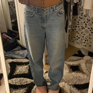 Ljusblå jeans - Säljer ett par ljusblå jeans från Zara, de är i strl 38 men passar också strl 36.