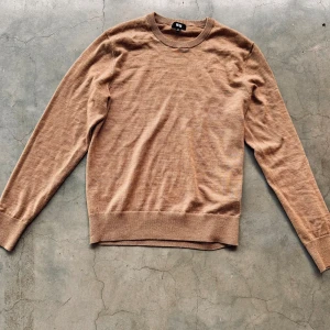 Uniqlo tröja - En as fet uniqlo tröja i extremt bra skick!!🤩 Passar i XS!🤩🤩🥳 Köpte den i butik för 500kr🤑 Säljer den för 200kr💸💸🤑🤑 Har du någon fråga så är de bara att skriva till mig!!!🤝🤑🤑🥳