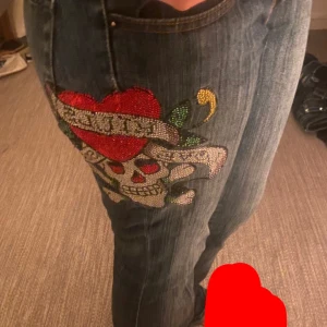 Ed Hardy jeans  - Ed Hardy jeans i storlek 28 köpta i juni på Vinted för 1000kr. Jag tycker byxorna är jätte fina men säljer eftersom jag ska byta stil!❤️