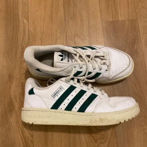  Vita Adidas skor  - Ganska nya och väldigt rena 
