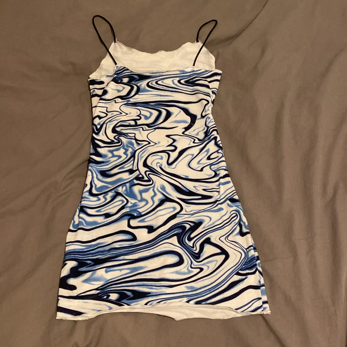 Blåmönstrig kort klänning