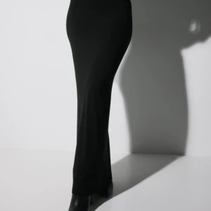 Perfect low waist maxi skirt - Svart lång lågmidjad kjol från nelly! Super snygg men tyvärr för lång för mig, använd 1 gång💓 Nypris 299 kr