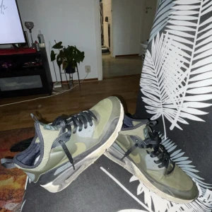 Nike Air sneakers i camouflage - Säljer ett par Nike Air sneakers i en cool camouflagefärg. Skorna har en blandning av gröna och svarta nyanser med svarta snören. De är i bra skick och perfekta för både vardag och träning. Storlek herr 42 passar även 43