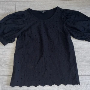 Tröja - En fin sommartopp från kappahl med lite armpuff som man ser på bilden🖤 