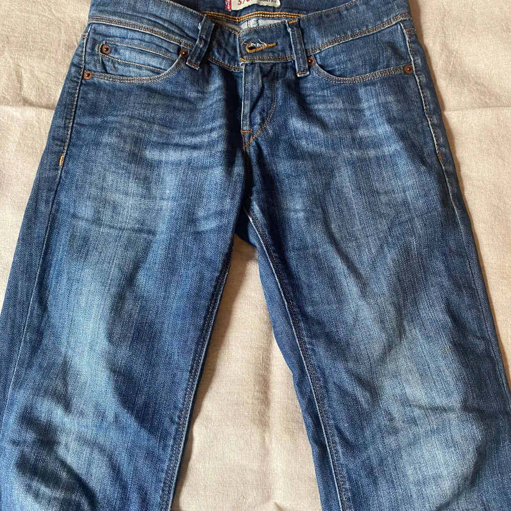 Levis jeans nummer 570 straight fit. I storlek 27/30. Lämna prisförslag!. Jeans & Byxor.