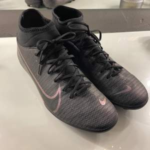 Nike fotbollsskor i storlek 41. Endast använda en säsong. 