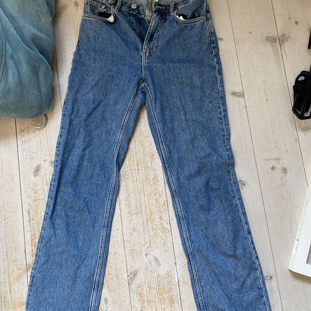 Dessa mid waist slim jeans säljer då de är för små.. Jeans & Byxor.