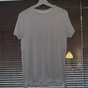 T-shirt - Vit T-shirt Skick: Bra