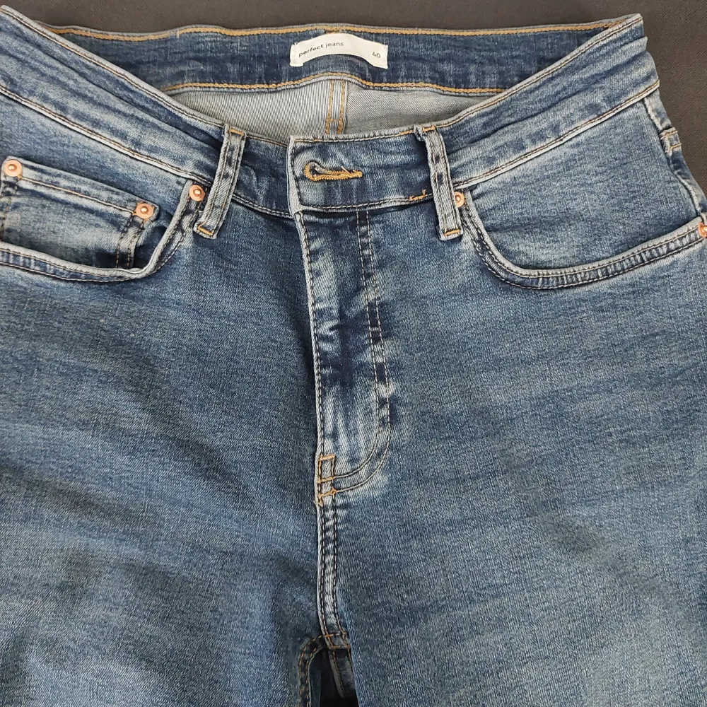 Säljer de här fina lågmidjade jeansen från Gina Tricot i fint skick. Använt ca 3 gånger. Köpa för 499kr. Säljer då de är för korta för mig.. Jeans & Byxor.