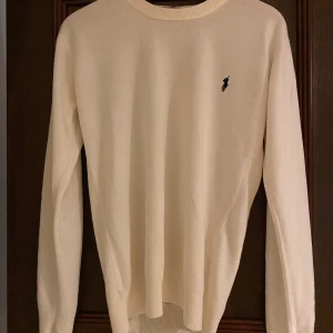 stickad tröja vit polo ralph lauren - vit stickad tröja. polo ralph lauren strlk M. använd men i bra skick. 100% bomull
